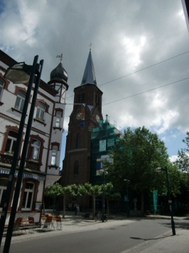 Grevenbroich : Am Markt, im Hintergrund die kath. Pfarrkirche St. Peter und Paul